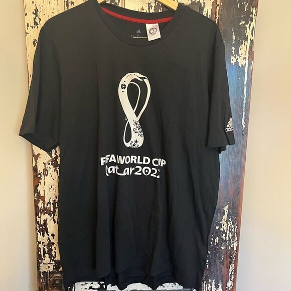 Men’s NWT Adidas FIFA World Cup 2022 Official Emblem T-shirt. Size XL. - Picture 1 of 13